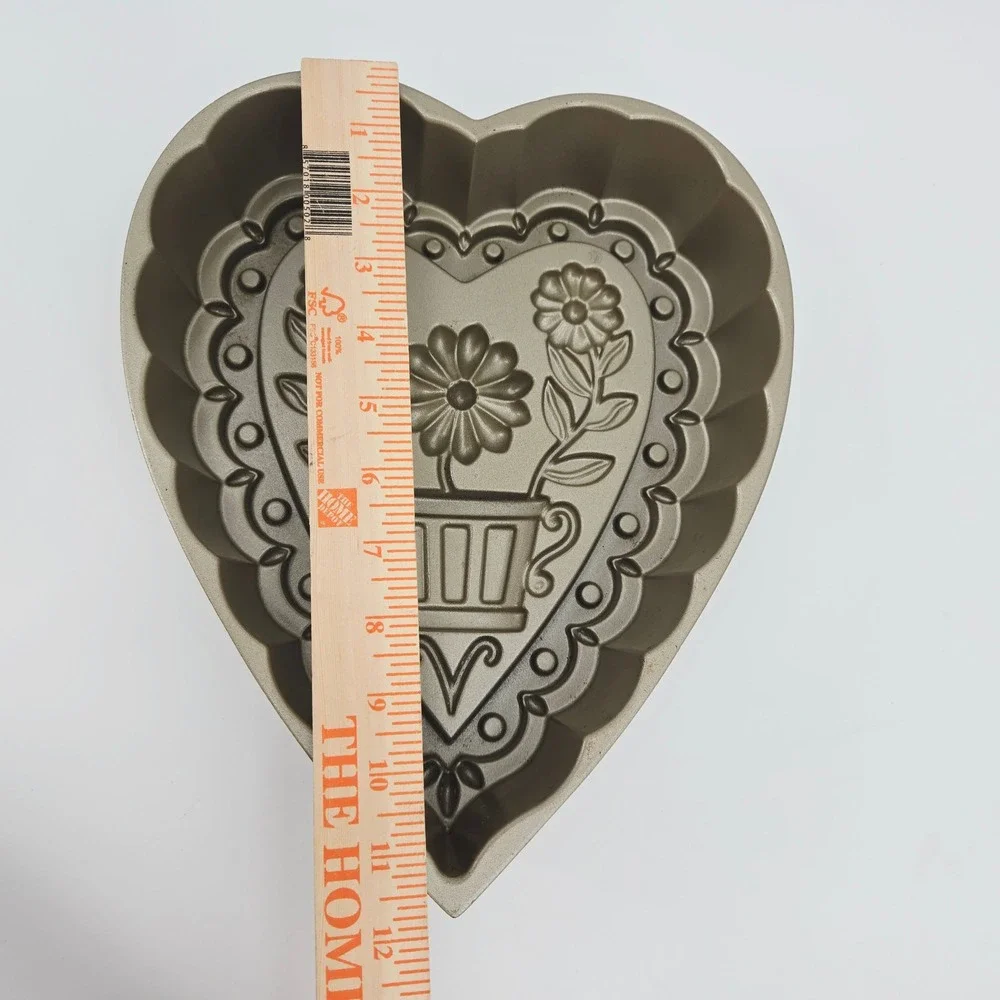 Nordic Ware Decorative Heart‎ Flowers Bundt Pan 10 Cup Cast Aluminum USA